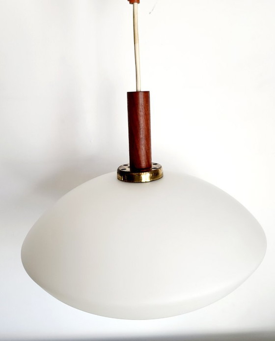 Image 1 of Lampada a sospensione vintage in vetro opalino, stile scandinavo, teak, anni '60