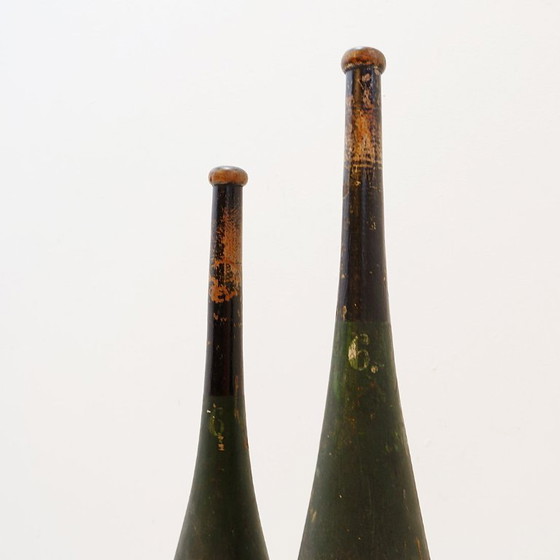 Image 1 of Paar große hölzerne Übungskeulen auf Sockel - Anfang 20.