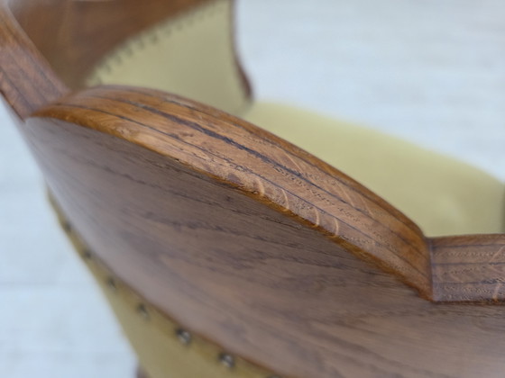 Image 1 of 1960er Jahre, dänischer Beistell-/Kindersessel, hellgrüner Möbelvelours, Eichenholz.