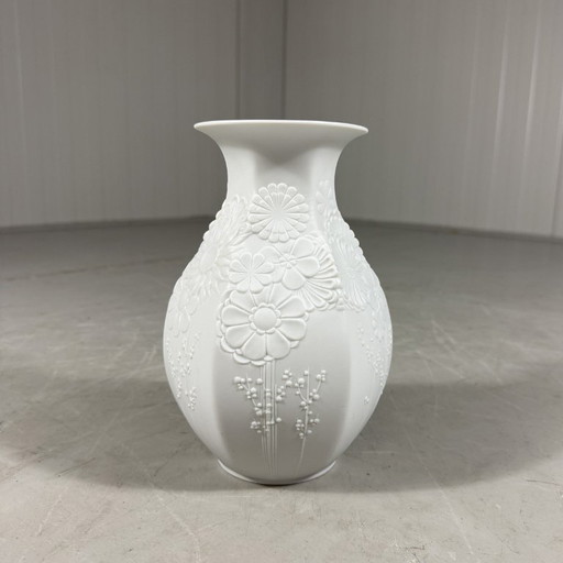 Vase en porcelaine AK Kaiser White Biscuit, années 1960 – vazen, Vintage (photo 2 of 12)