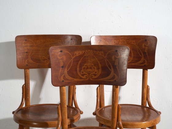 Ensemble ancien de 4 chaises de café viennoises en bois courbé avec dossier décoratif – Europe Centrale, c. (photo 17 of 40)