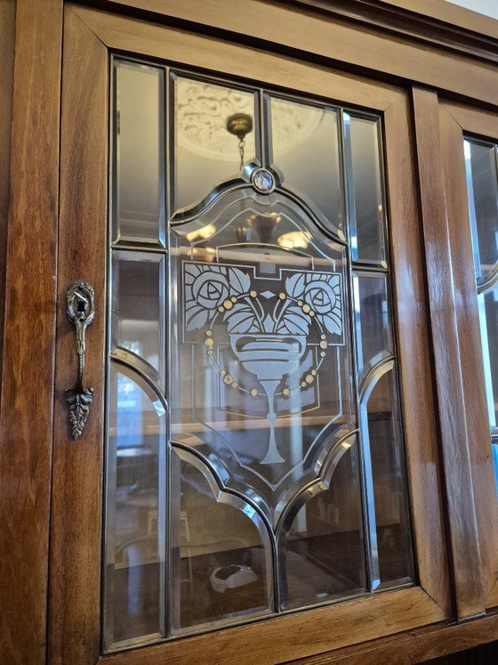 Monumentaler Schrank/Buffet im Jugendstil mit Bücherregalen (Nussbaum & Marmor) – Buffetschränke, Glass (photo 4 of 16)