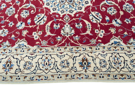 Image 1 of Tappeto persiano Nain 9La annodato a mano con contenuto di seta - 267 x 167 cm - Fondo rosso con ornamenti floreali