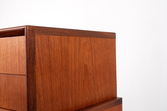 Image 1 of Cómoda baja de teca de mediados de siglo con espejo – Cómoda danesa de estilo lowboy, década de 1950