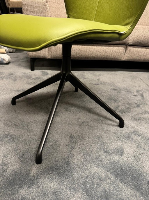 Silla de cuero New World de Kiq Bree, color verde.