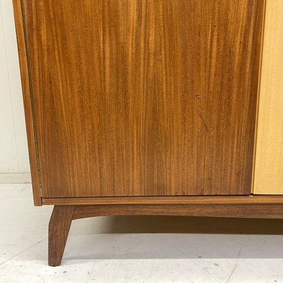 Image 1 of Armadio vintage di metà secolo con ripiano appendiabiti rimovibile per la biancheria.