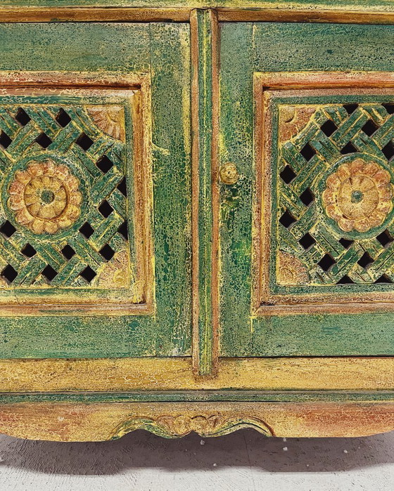 Image 1 of Indiase antieke kast met houtsnijwerk