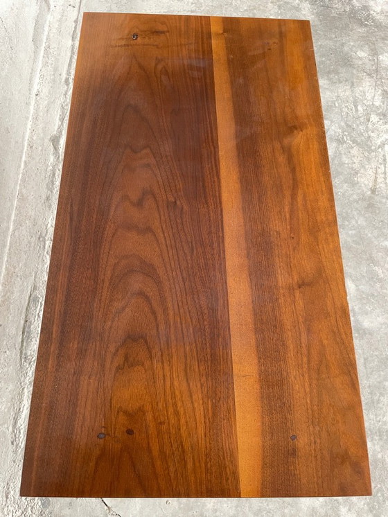 Image 1 of Mesa auxiliar de nogal de mediados de siglo con base de tulipán