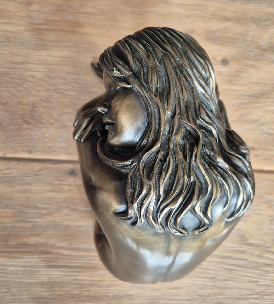Image 1 of Mujer sentada