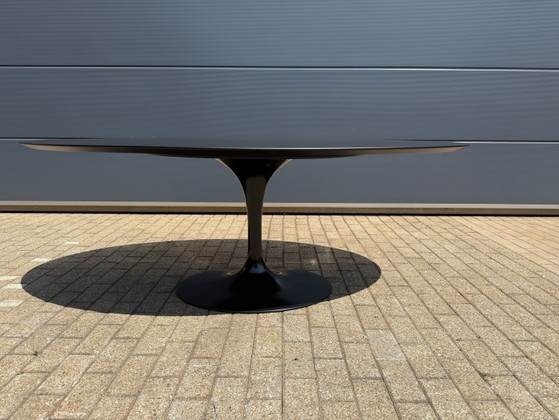 Image 1 of Mesa de comedor ovalada Knoll Tulip de 198 o 244 cm, laminada Feniks negra, Eero Saarinen
