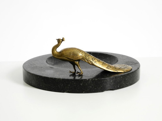 Image 1 of Wunderschönes, großes Tablett aus schwarzem Granit mit einem Pfau aus Messing, um 1920