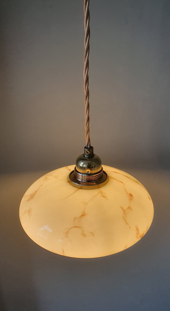 Lampada a sospensione vintage in vetro opalino stile Art Déco. Design Mid Century degli anni '30/'40. (photo 10 of 16)