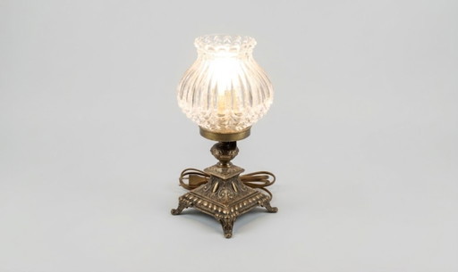 Antike Tischlampe im viktorianischen Stil – Glasschirm kunstvoll verzierter Messingsockel