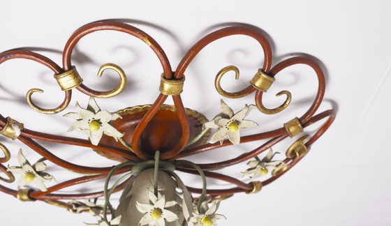 Image 1 of Lampada da soffitto italiana Tole a forma di petalo, colore rosso, oro e bianco, con motivo floreale, stile Mid-Century.