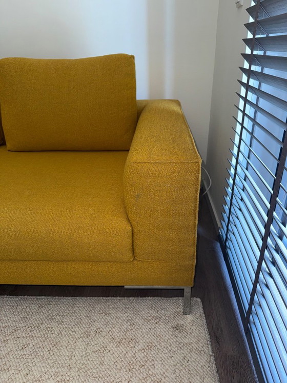 Splendido divano Aikon a 3 posti, disponibile in pronta consegna – Giallo Girasole 🌻 – Design on Stock (photo 2 of 16)