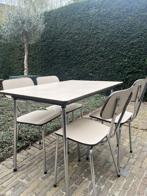 Tavolo e sedie da pranzo in laminato.