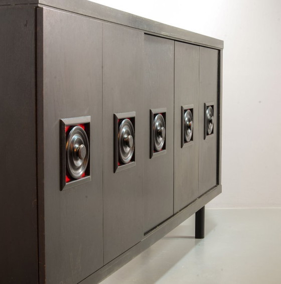 Image 1 of Groot, brutalistisch highboard in De Coene-stijl uit het midden van de 20e eeuw, zwart met rode accenten. België, jaren 60.