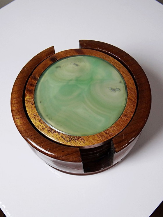 Image 1 of Onderzetters van agaat en gedraaid hout in hun vintage standaard uit de jaren 60 en 70.