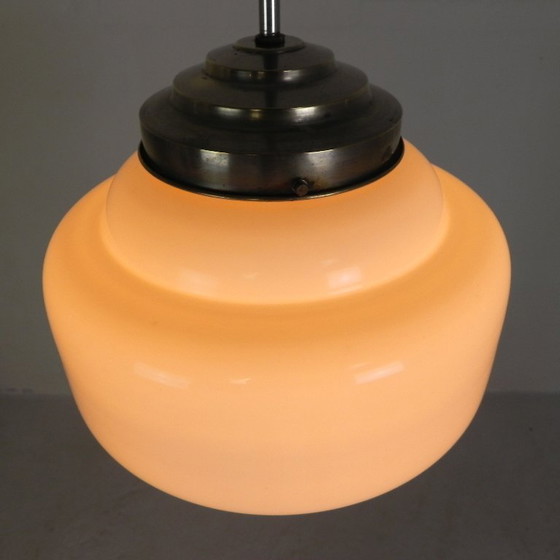 Image 1 of Lámpara colgante Art Déco con pantalla opalina escalonada, década de 1930.