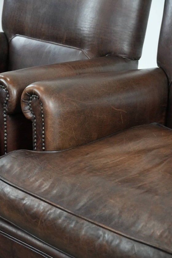 Image 1 of 2 x Charakteristischer Schaffellsessel in einer schönen, tiefen Farbe