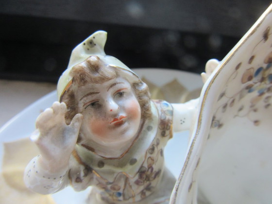 Image 1 of Jarrón antiguo con forma de concha, decorado con un elfo/bufón/niño y un pájaro - Volkstedt