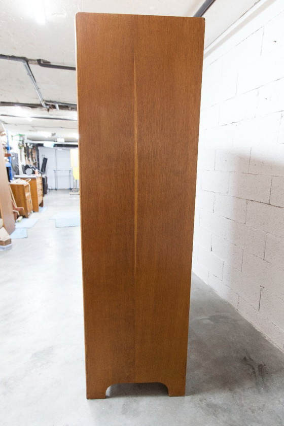 Image 1 of Armoire 1950 Mid-Century-Modern chêne en frisage 2 portes, 2 tiroirs, 4 étagères, 30cm de penderie et miroir 54x18cm