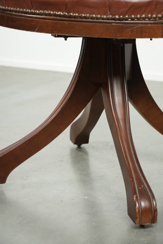 Image 1 of Draaibare rundleren Engelse stijl chesterfield bureaustoel in een mooie bruine kleur