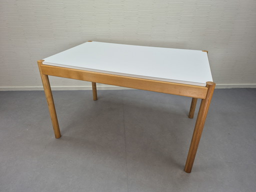 Table design scandinave, en chêne avec plateau en formica.