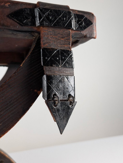 Sgabello curule coloniale spagnolo in pelle e ferro battuto, Messico, anni '40