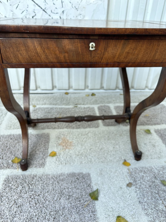 Image 1 of Vintage 1830 naaitafel noten hout 