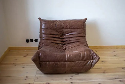 Togo fauteuil + voetenbank set in pull-up leer – walnootbruin | Michel Ducaroy | – Leather