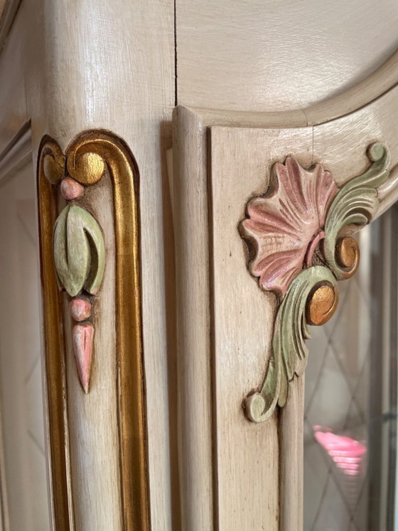 Image 1 of antieke vitrinekast in rocaille-stijl