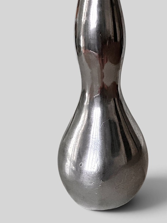 Vase bouton en métal argenté vintage – Aluminium (photo 4 of 8)