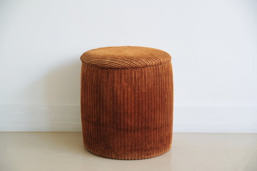 Puf de tela marrón con contenedor interior