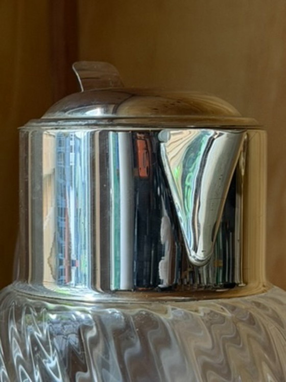 Elegante, handgefertigte Glaskaraffe mit poliertem, silberplattiertem Beschlag – Stilvolle Karaffe im (photo 8 of 13)
