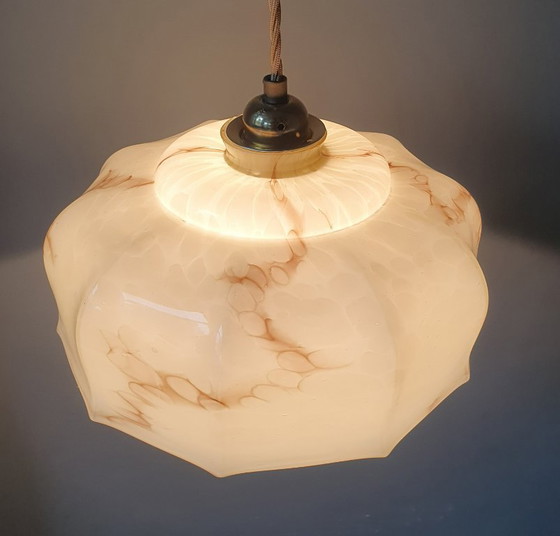 Suspension vintage Art Déco en verre opalin marbré beige., Métal, Transparent (photo 7 sur 18)
