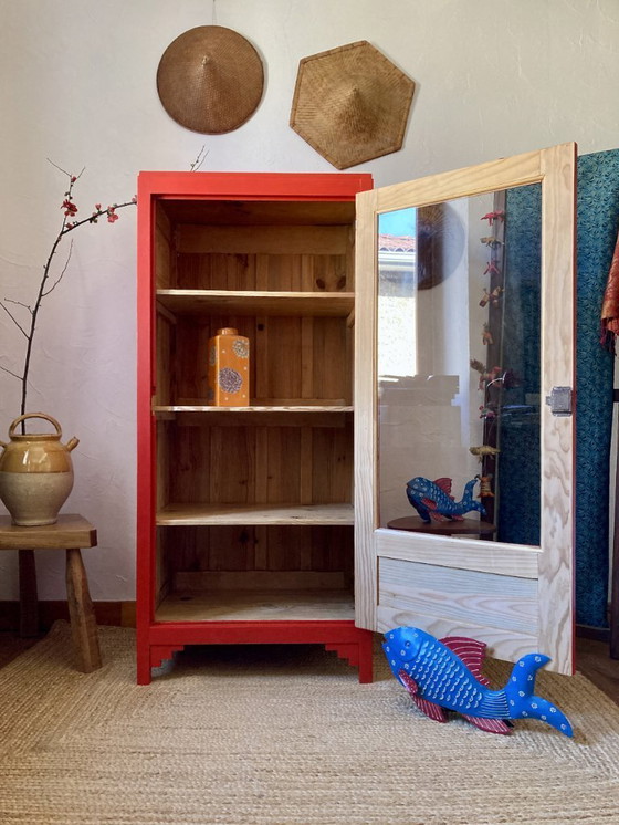 Image 1 of Kledingkast met glazen front, gemaakt van massief grenenhout.