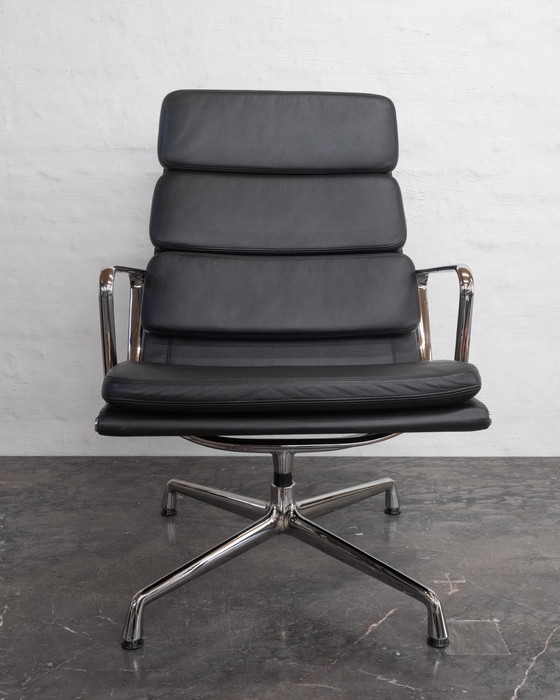 Image 1 of Vitra Ray & Charles Eames Soft Pad Aluminum Group EA216