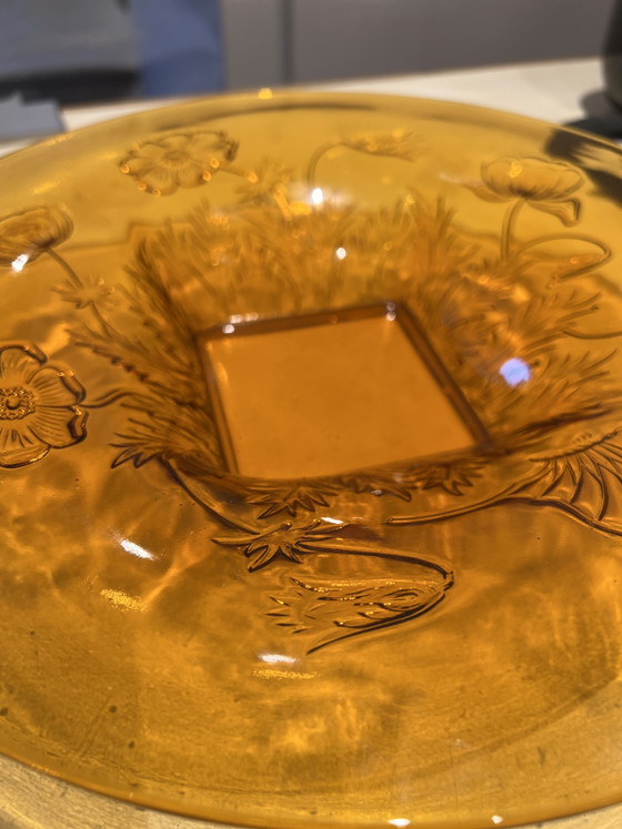 Image 1 of Vintage amberkleurige schaal met bloem en bladmotief