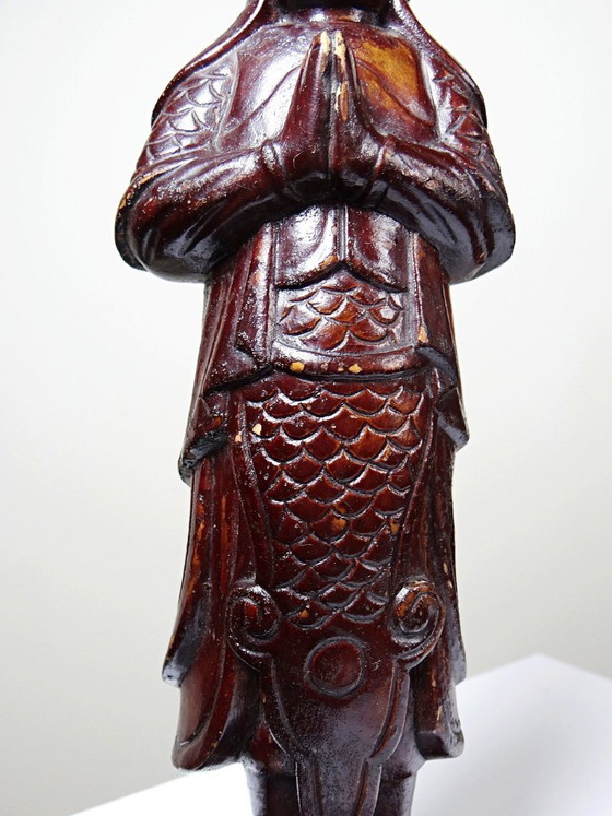 Image 1 of Statuetta di arte popolare asiatica intagliata in un unico pezzo di legno, epoca 1930-1960.