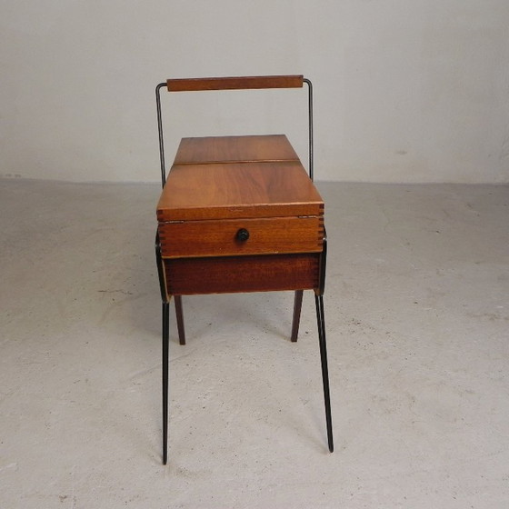 Image 1 of Coffre à couture vintage, coffre de rangement pliable à pieds inclinés, années 1950