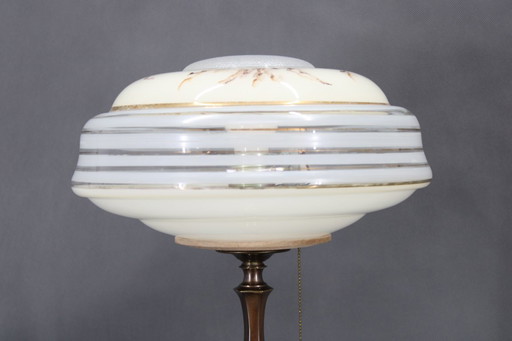 Lampe de table en laiton restaurée des années 1940 avec abat-jour en verre