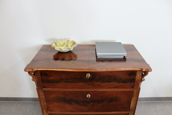 Image 1 of Cómoda, armario o aparador antiguo de estilo Biedermeier.