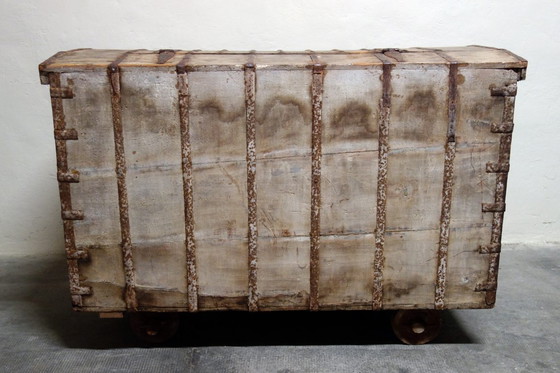 Image 1 of Antike Hochzeitstruhe aus Holz und Eisen, Indien, 19. Jahrhundert