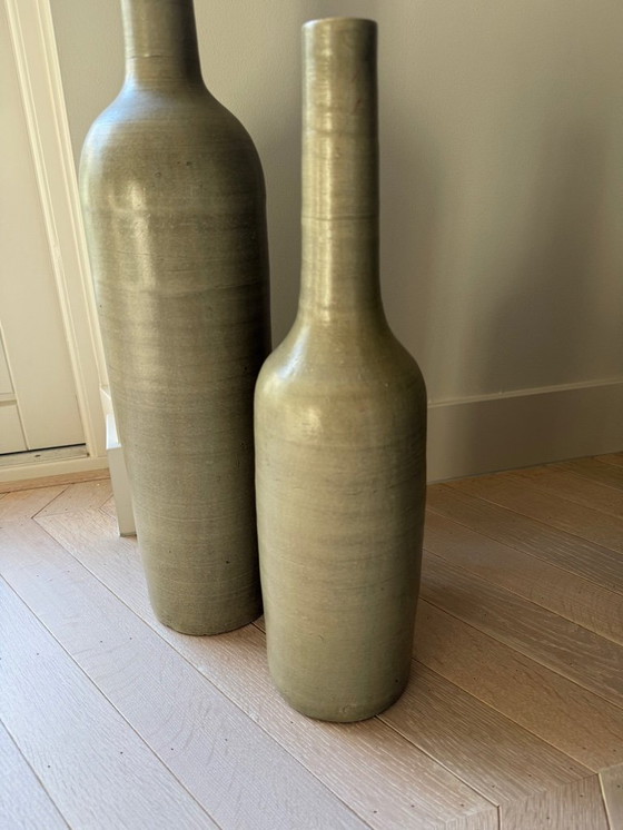 Image 1 of 2 vasi decorativi alti e stretti verde oliva a forma di bottiglia