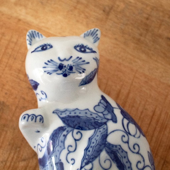 Image 1 of Statuetta vintage di gatto in porcellana: gatto portafortuna in stile Chinoiserie dipinto a mano in blu e bianco.