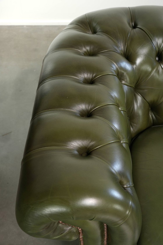 Très beau canapé Chesterfield 2,5 places en cuir de vachette vert de style anglais avec un superbe look (photo 7 of 13)