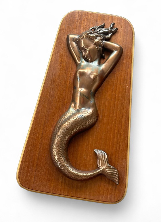 Image 1 of Messing zeemeermin op teakhouten achtergrond Deens design