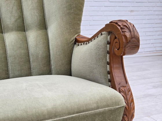 Image 1 of Fauteuil danois des années 1960, velours vert, bois de chêne sculpté.