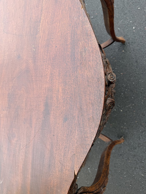 Image 1 of Table Louis XV en acajou avec sculptures anciennes